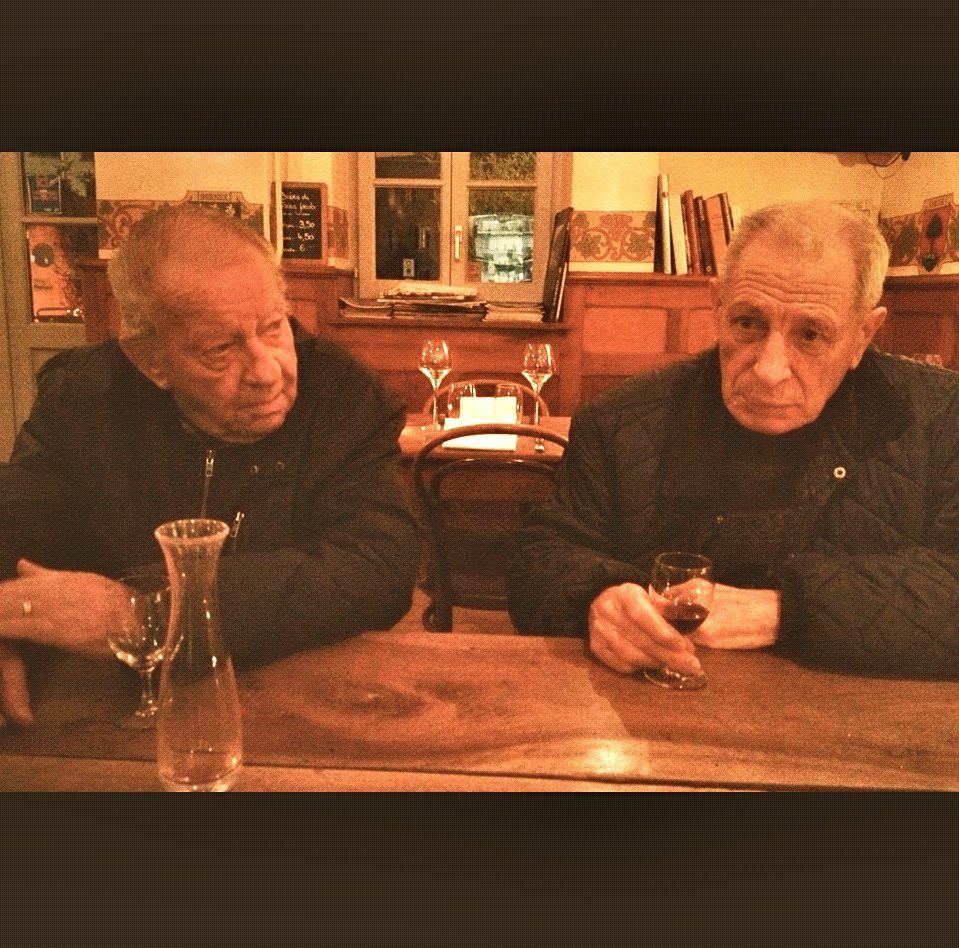 Deux habitués au comptoir du Café Zinette