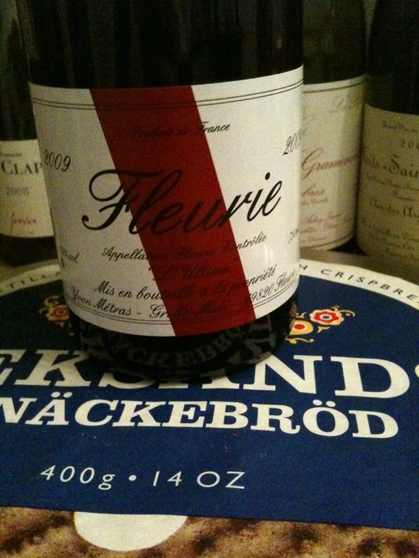 Une bouteille de Fleurie et du pain croustillant