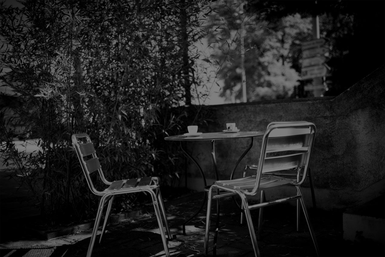 Une table et deux chaises dans le jardin