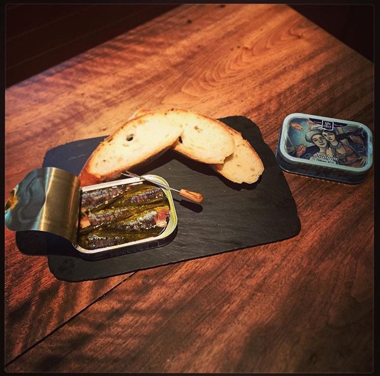 Sardines et pain grillé sur une ardoise