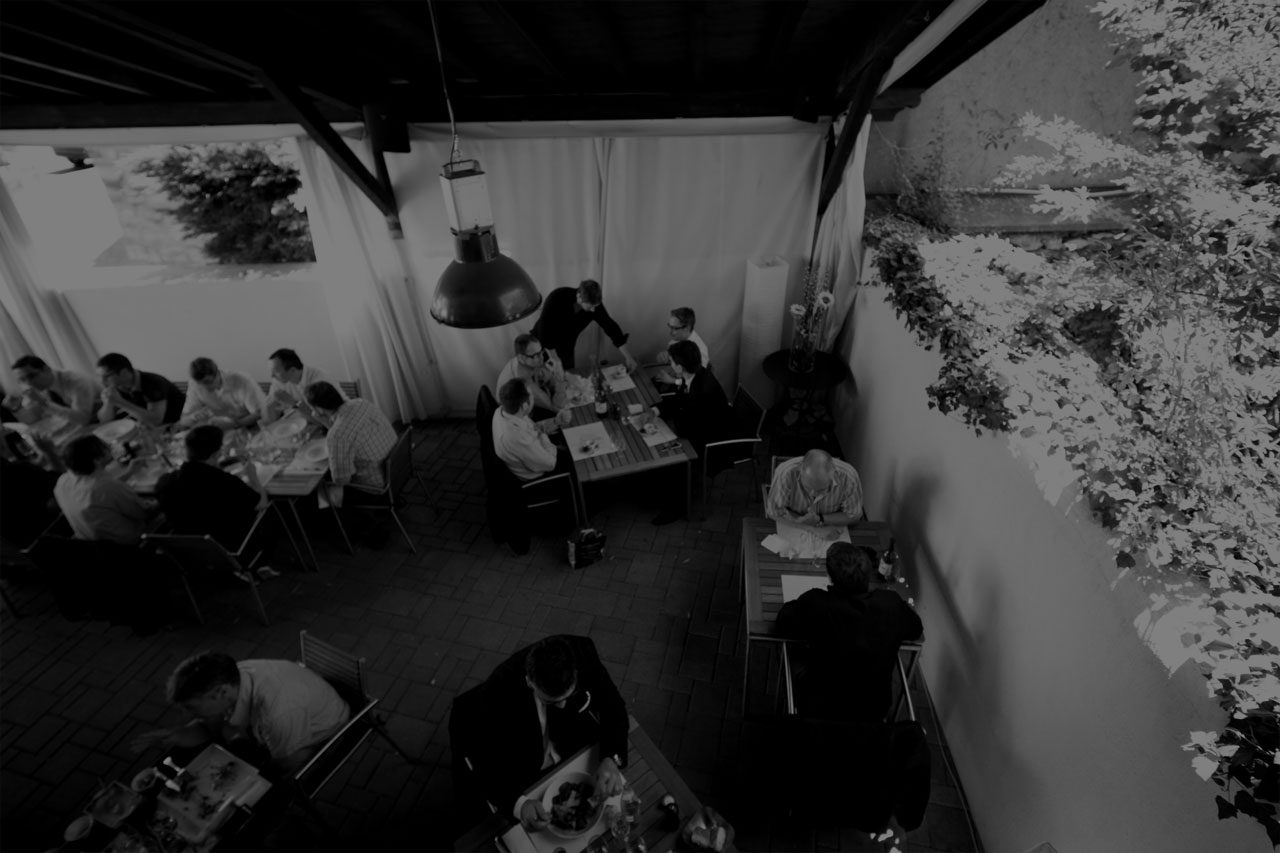 La terrasse couverte, pleine de convives