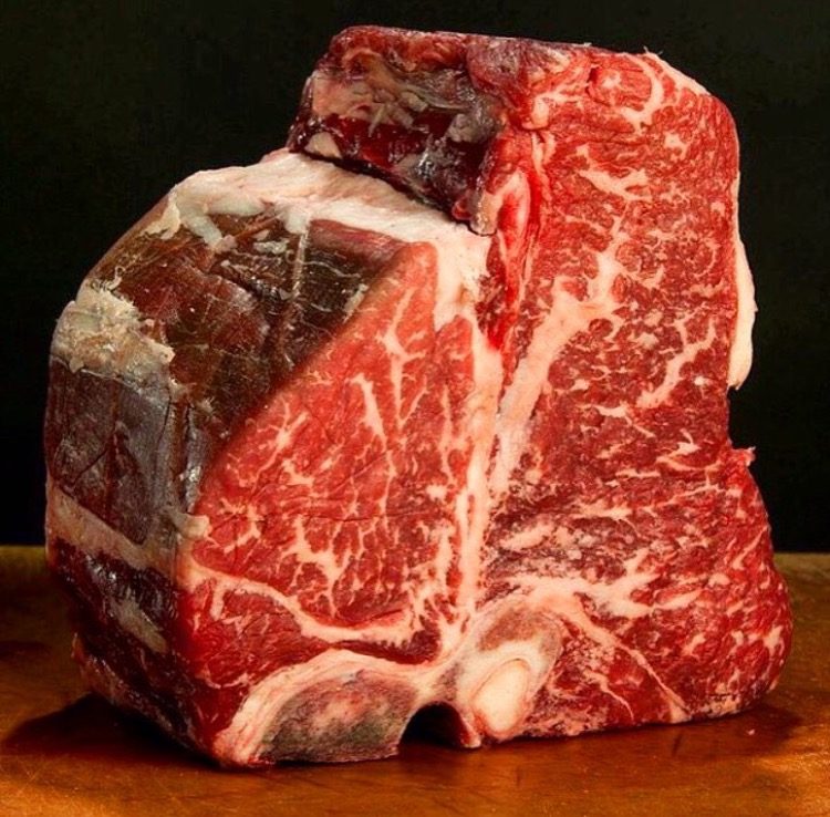 Une pièce de viande persillée, prête à passer en cuisine